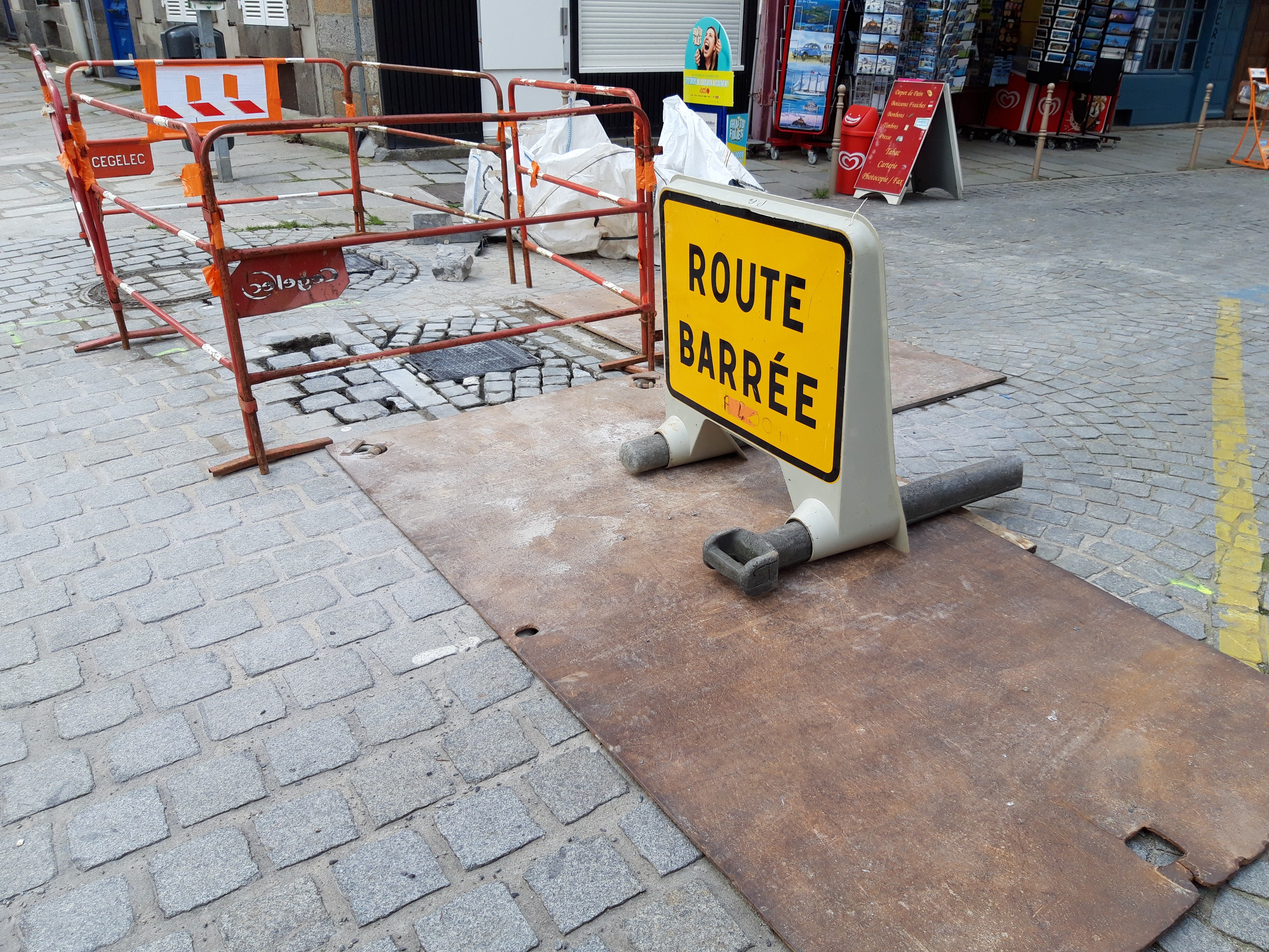 Installation de bornes escamotables semi-automatiques place du Docteur Cambernon.