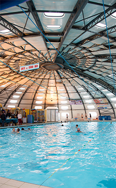 Une vague de surf dans l’ancienne piscine Tournesol