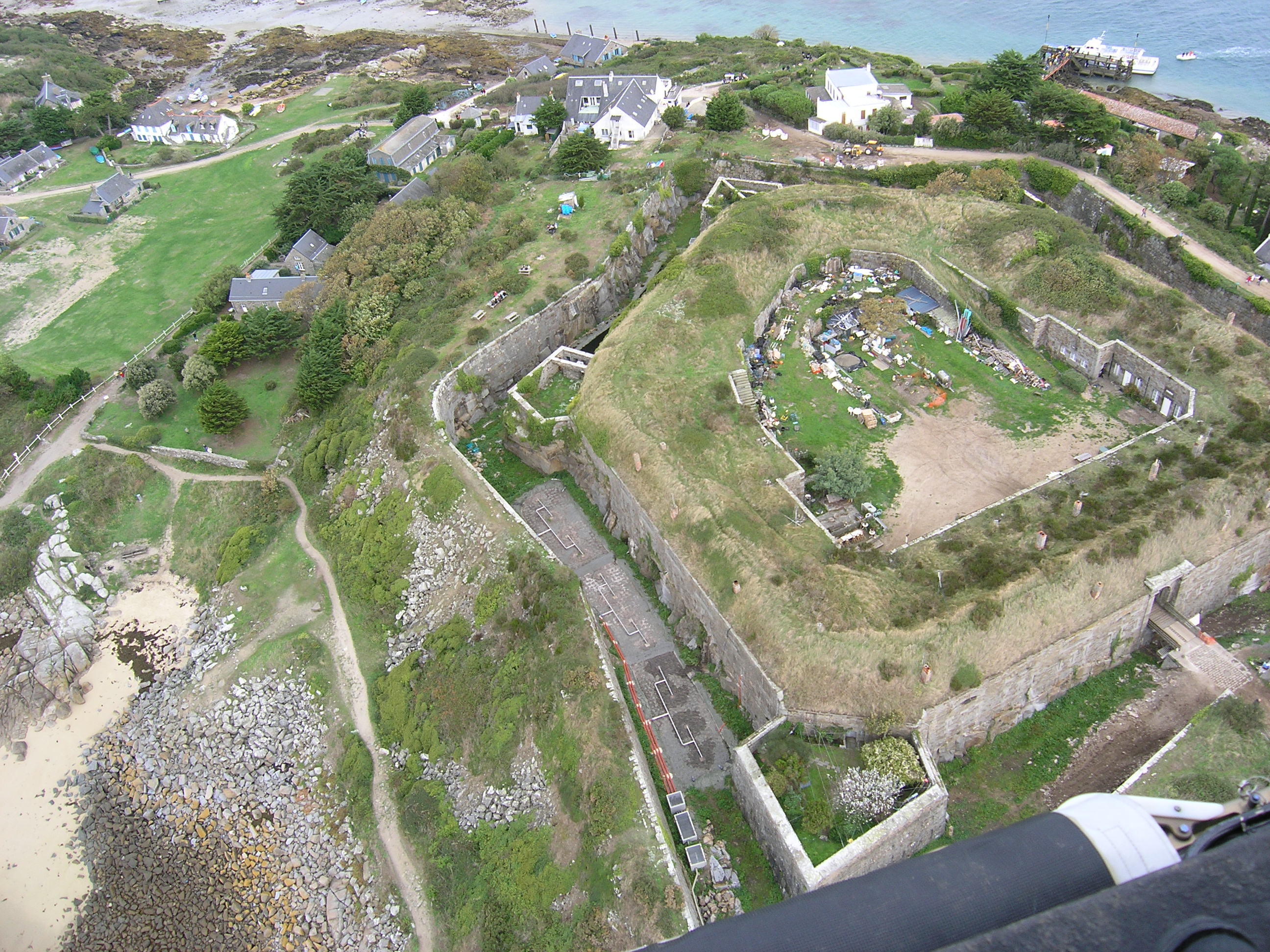 Vue aérienne de la station d'épuration implantée dans les douves du Fort de Chausey.