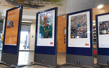 Le carnaval s'affiche dans le hall de la gare SNCF de Granville.