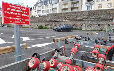 Le stationnement des remorques de bateaux est réglementé.