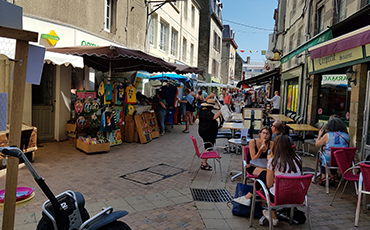 Le marché alternatif se tient chaque mercredi de l'été rue Saint-Sauveur.©Benoit.Croisy