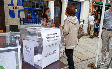 Une boîte à idées est installée devant le bar La Rafale jusqu'au 18 septembre prochain. ©Benoit.Croisy