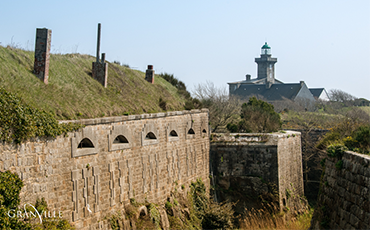 Le toit du fort de Chausey pourrait bientôt accueillir des panneaux photovoltaïques.©Benoit.Croisy