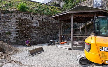 Le square Potel a accueilli des engins pendant la conduite du diagnostic archéologique préventif du Logis du Roi. ©Benoit.Croisy-Coll.Ville de Granville