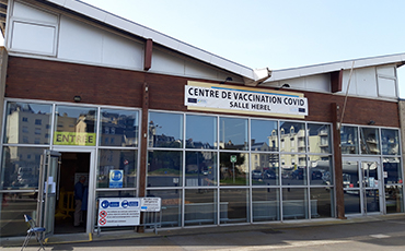 Le centre de vaccination covid de la salle de Hérel a ouvert mercredi 31 mars 2021.©Flora.Gelot