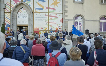 Un public nombreux a assisté à la cérémonie de remise de la plaquette d'honneur sur le parvis du Musée d'art moderne Richard Anacréon - crédit: B. Croisy - coll. Ville de Granville