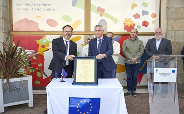 Bertrand Bouyx remet à Gilles Ménard la plaquette d'honneur du Conseil de l'Europe crédit: B. Croisy - coll. Ville de Granville