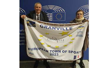 Gilles Ménard et Nathalie Sajan au Parlement européen de Bruxelles lors de la remise de label "Ville européenne du sport" le 6 décembre 2022