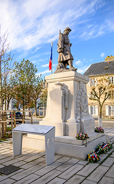 Deux pupitres installés au pied du Monument aux morts honorent la mémoire de 683 soldats granvillais
