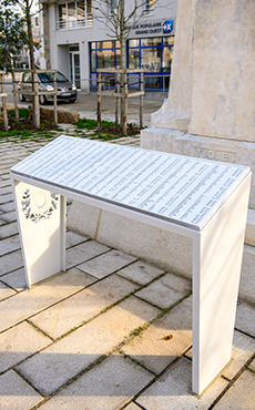 Deux pupitres installés au pied du Monument aux morts honorent la mémoire de 683 soldats granvillais
