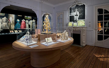 conférence-visite aux Herbiers pour découvrir l’exposition « Christian Dior, à la recherche des couleurs de l’enfance »